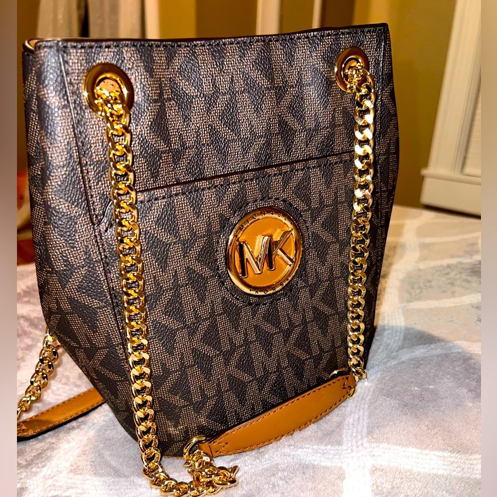 Micheal Kors Brown Signature Bucket bag.